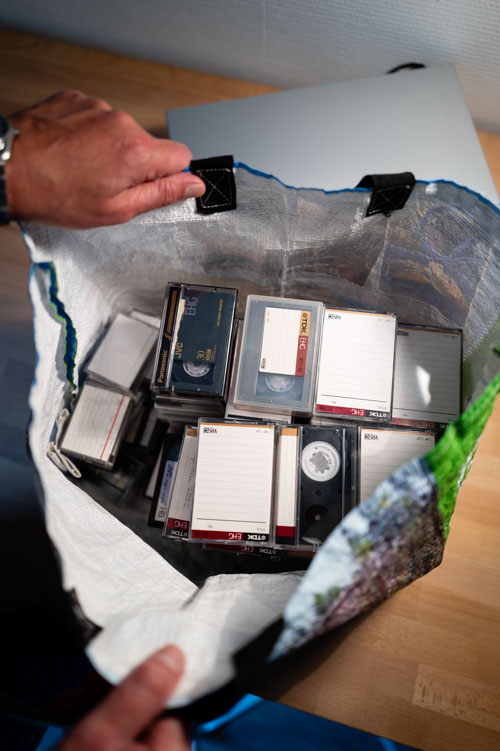 main dans sac plein de cassettes